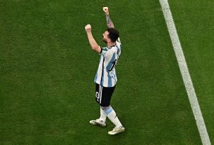 Argentina head coach Lionel Scaloni speaking with captain Lionel Messi during a FIFA World Cup match