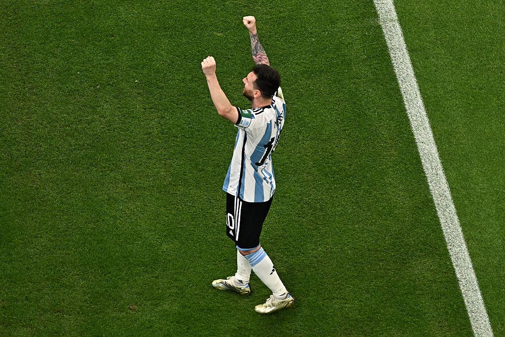 Argentina head coach Lionel Scaloni speaking with captain Lionel Messi during a FIFA World Cup match